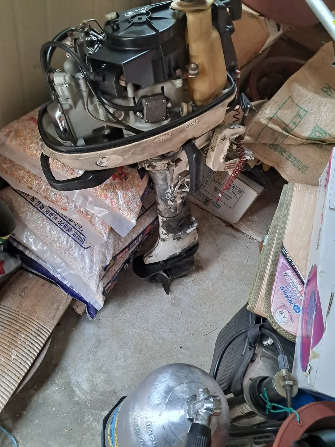 모터 4.9마력 70만. 커버가 깨졌는데 땜빵되었는데. 사용문제없음. 중고값 오만원 빼드립니다