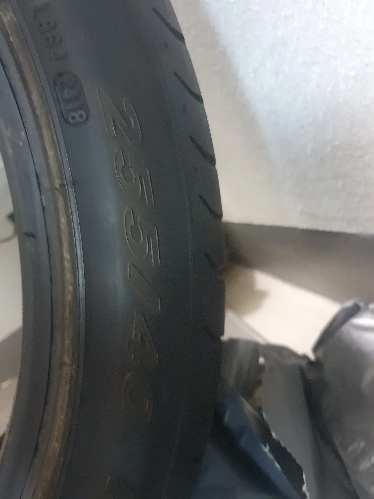 255 40 19 피제로타이어