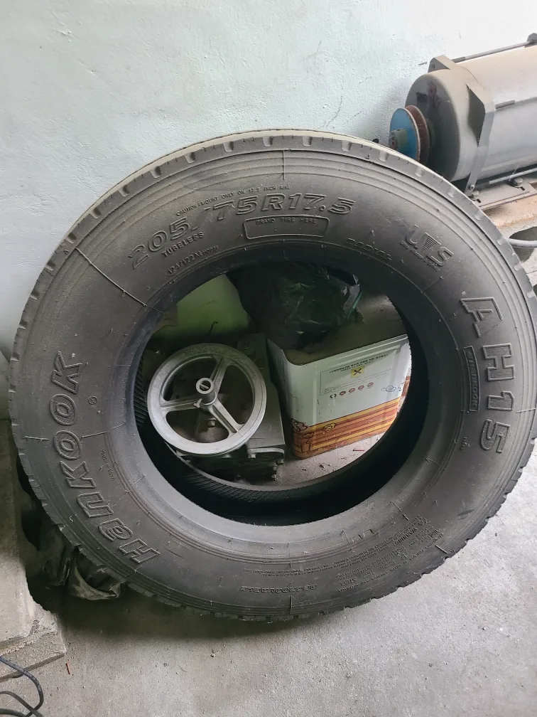 중고타이어 1개 팝니다(2.5톤 이마이티사용)