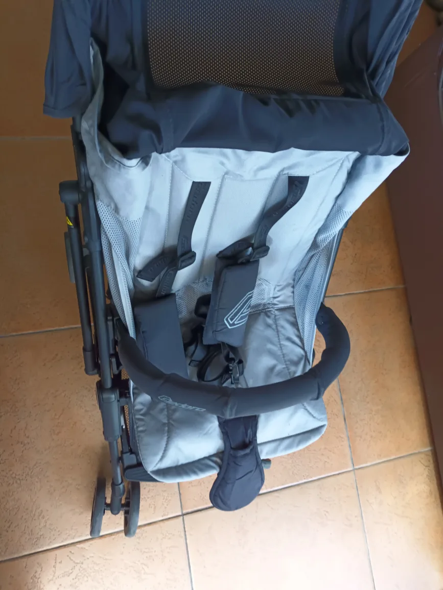 유모차 판매합니다  새 것 같은 중고.접이식 유모차 입니다