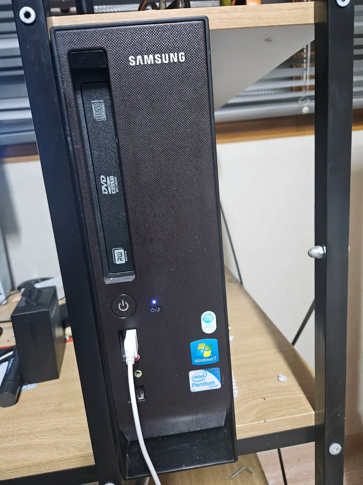 데스크탑 모니터 키보드마우스 팝니다