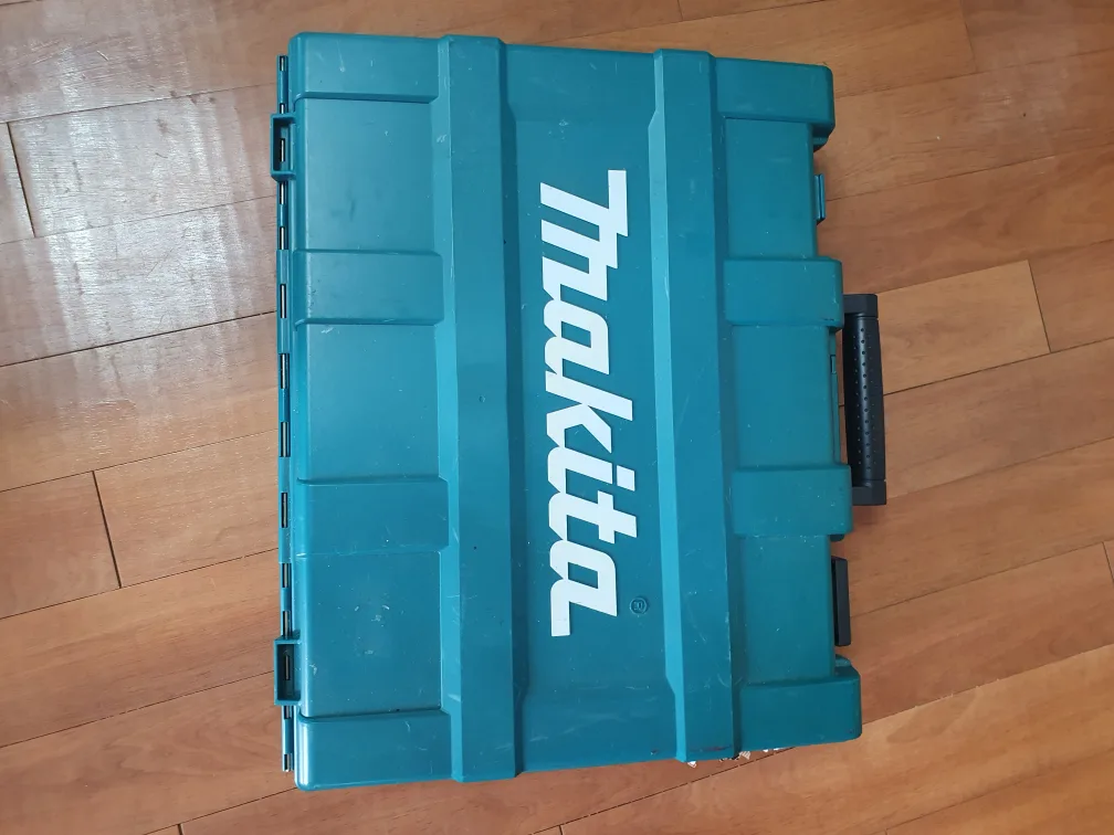 마끼다해머드릴hr262d-wbe36v2.2a밧데리2개 충전기 정품케이스풀셑550.000팝니다.