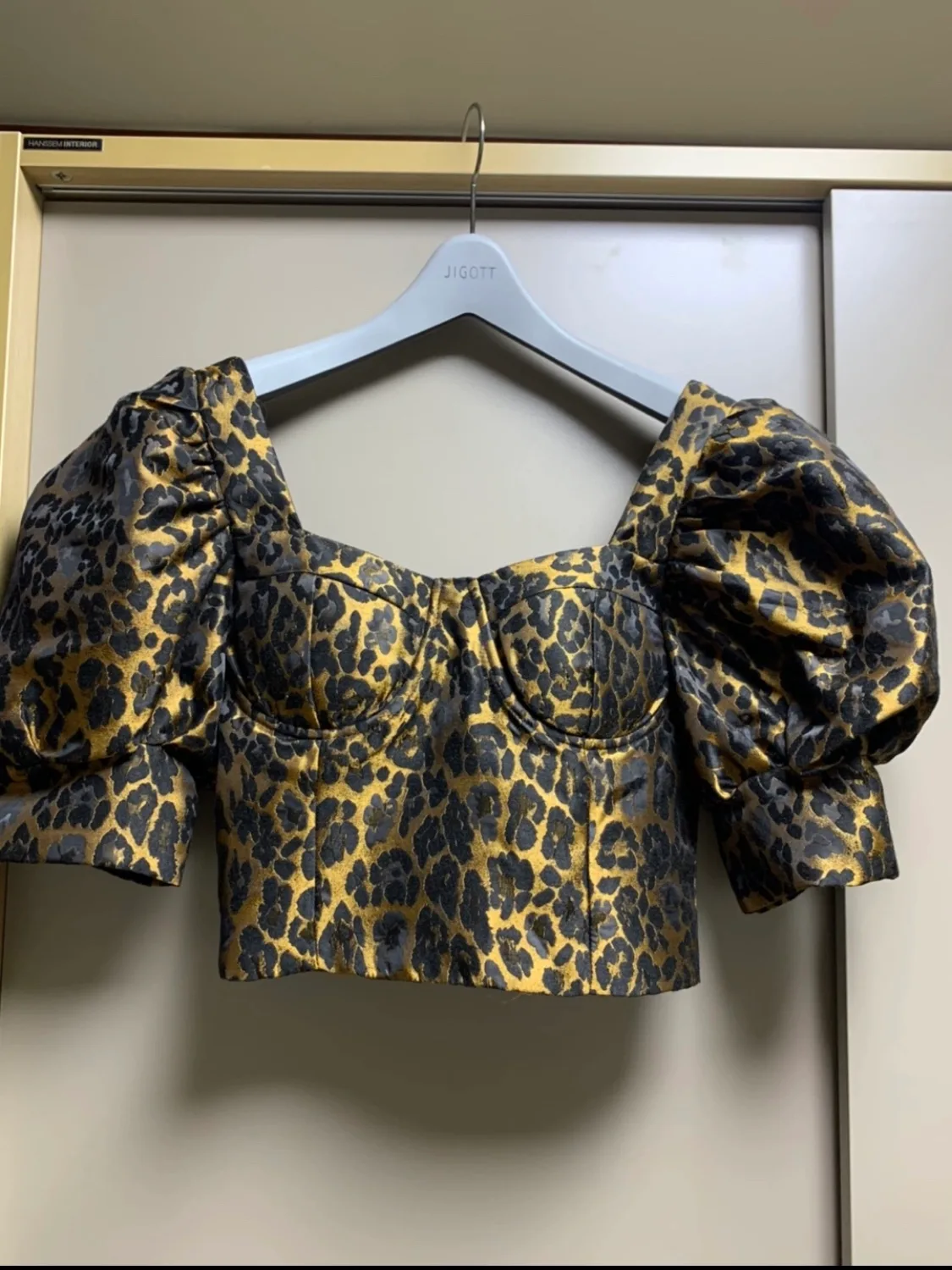 가격내림-(새상품)퍼프소매 골드새틴 크롭 탑 (44반-날씬55)