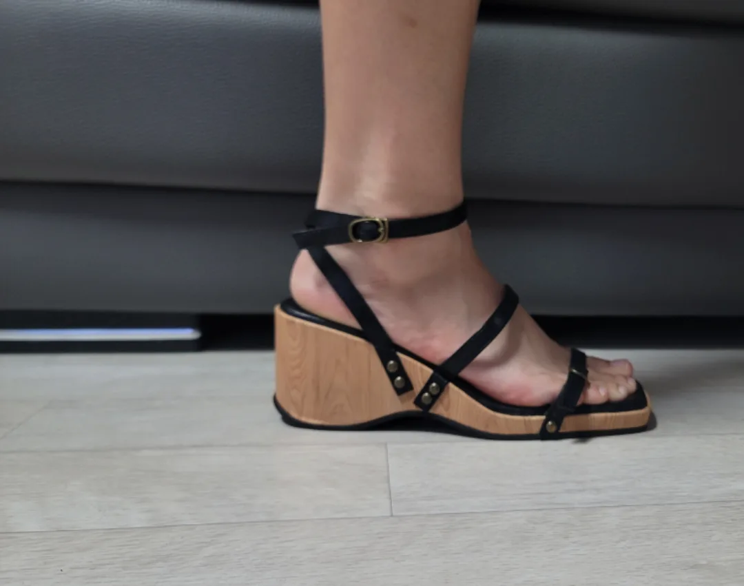 새상품)굽샌들245