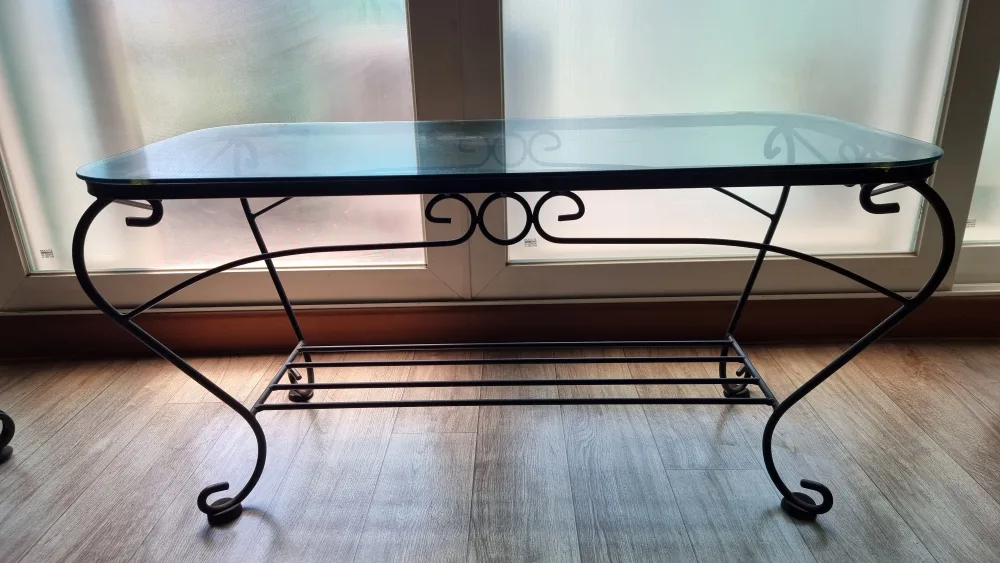 철재 유리 탁자