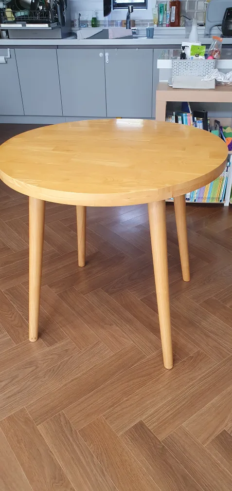 목재 원형 테이블