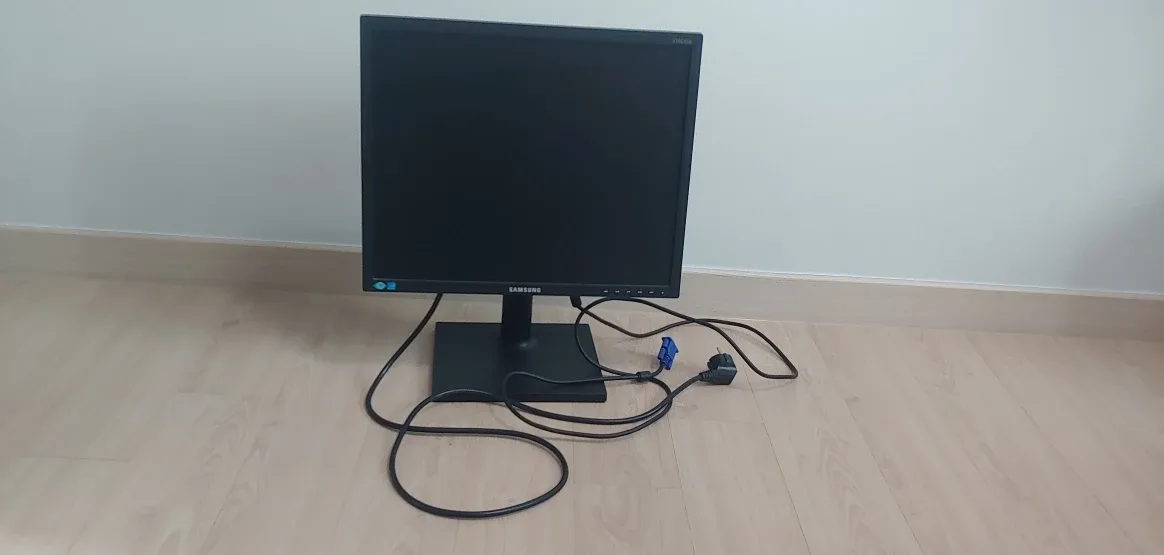 19인치 삼성모니터(중고). 키보드.마우스는 그냥드려요.