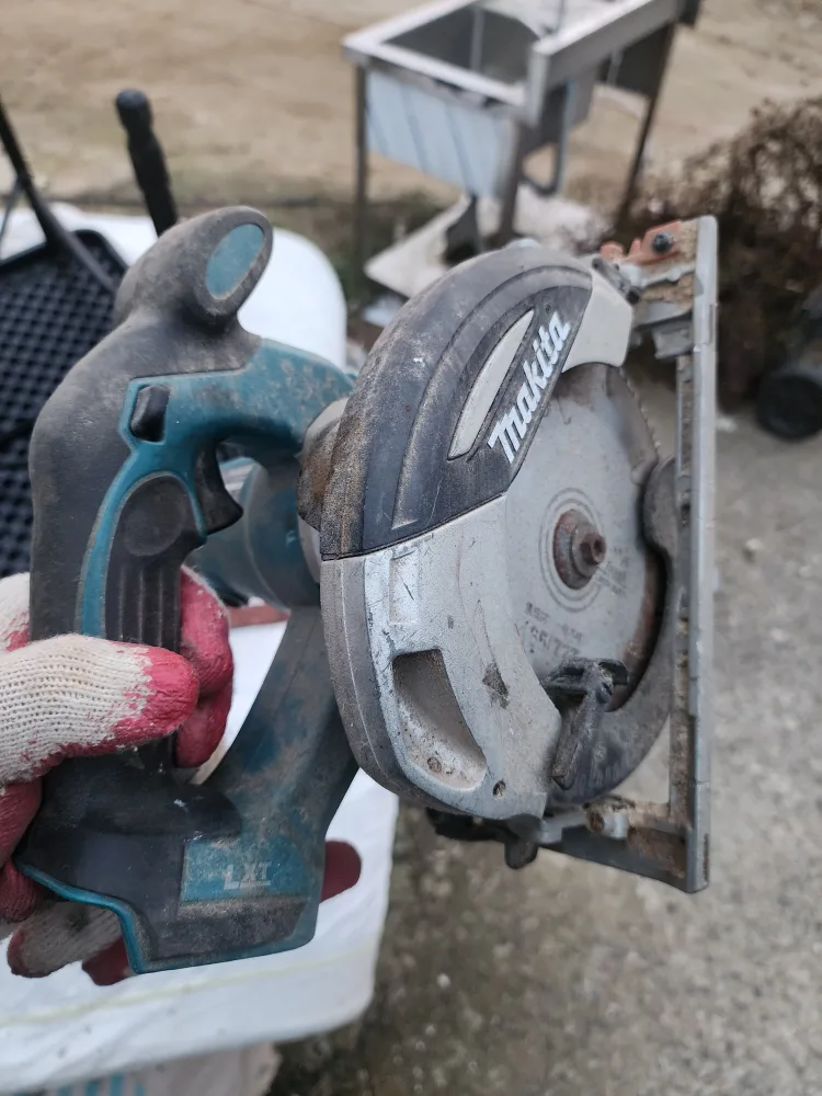 마끼다 18v 충전 원형톱 dhs630 중고 몸체만 판매합니다
