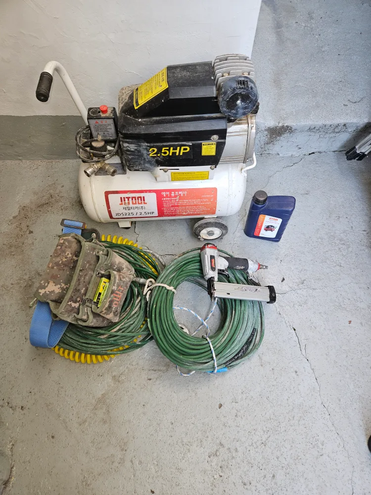 건설현장에서 목창호작업할때 사용하는 콤프레샤 630타가 호스(약60m)등기타공구를 팝니다 중고라 생활기스 있습니다