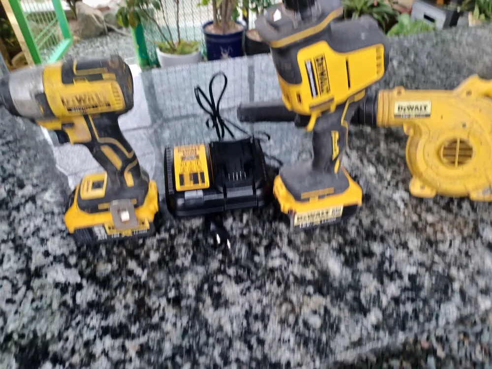 티윌드 임팩드릴1개  카소절단기1개 송풍기1개 충전기 밧대리3개  물건조아요