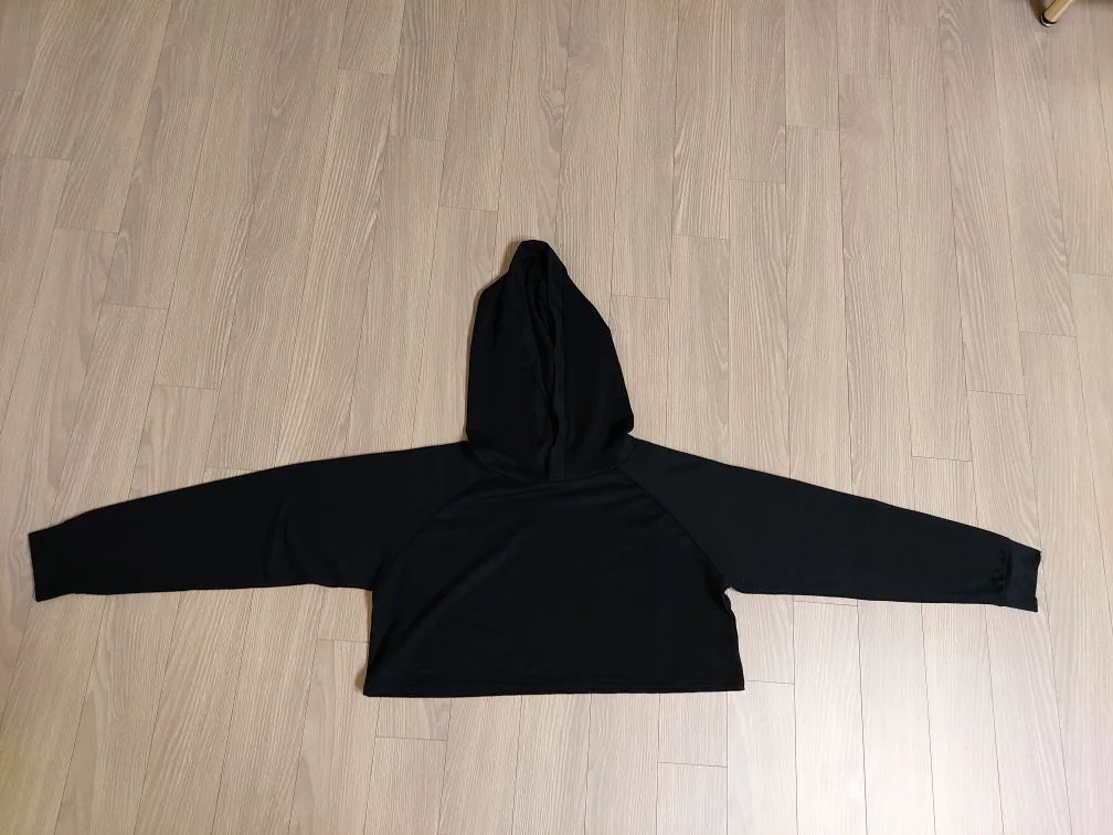 [중고]운동하면서 입는 운동복이에요. 후드가 있고 길이는 쫌 짧습니다. 보통 크롭티 길이입니다.(55사이즈)