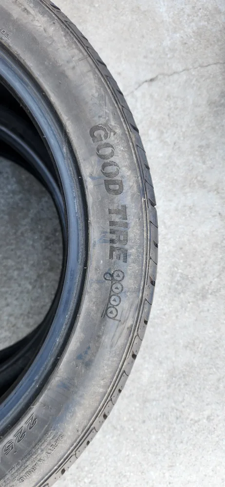 중고 타이어2개  225 45 17