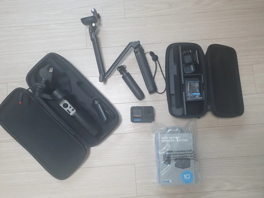 고프로10 +  악세사리   + 배터리 3개(2개 미개봉) + 듀얼충전기+ 전용 짐벌