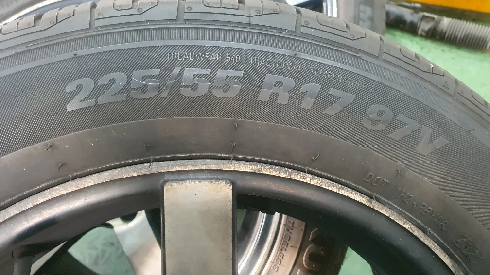 225 55 17 금호 ta21 중고타이어 2개 팜니다.