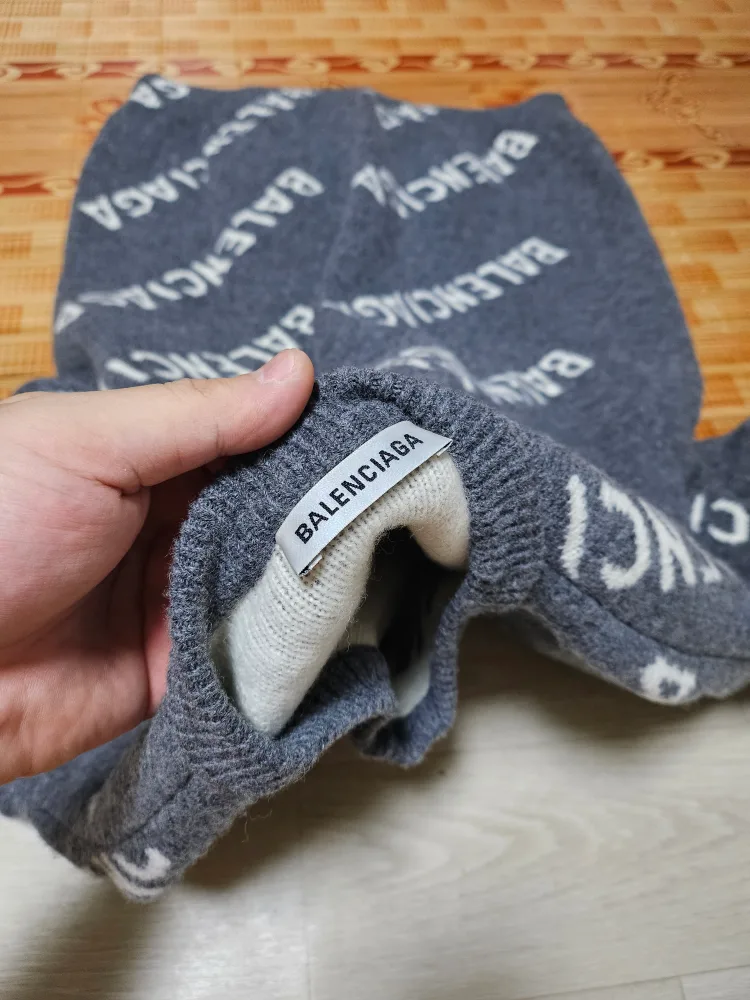 발렌시아가 로버 올 로버 울 니트 L 사이즈 팝니다.