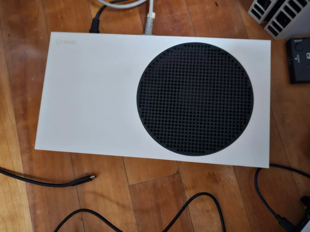 엑스박스 시리즈S 중고 + 추가 스토리지 500기가 팝니다