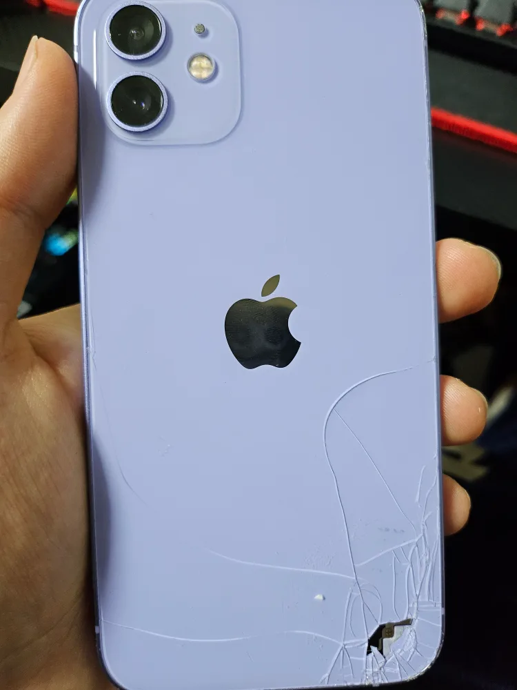 아이폰 11 중고 뒷면 아래 모서리쪽 앞면 살짝 금있음 사시는분 있나요...?