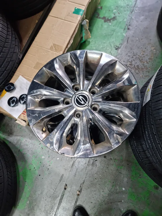 코란도투리스모 17인치 중고크롬휠 5짝팝니다