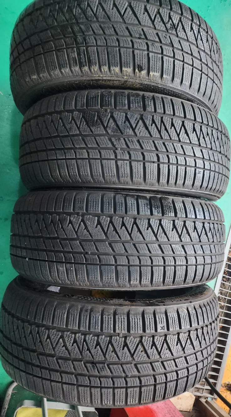 겨울용 타이어 2555019 중고(싼타페 쏘렌토19인치광폭)