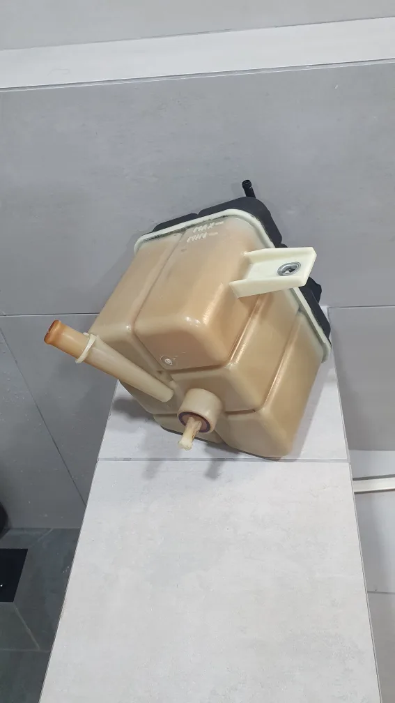 마세라티기블리  냉각수 보조탱크  중고정품