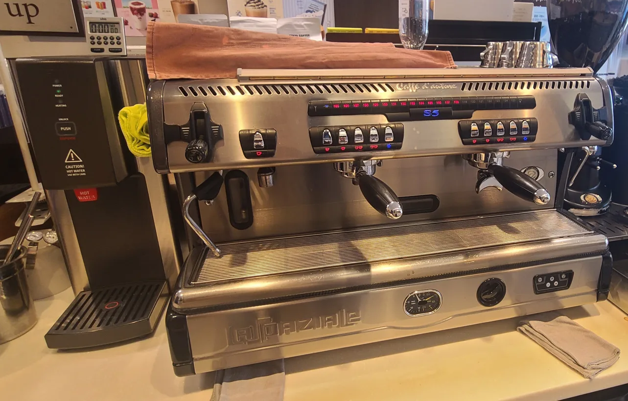 커피머신 + 전기온수기 + 그라인더 판매합니다.