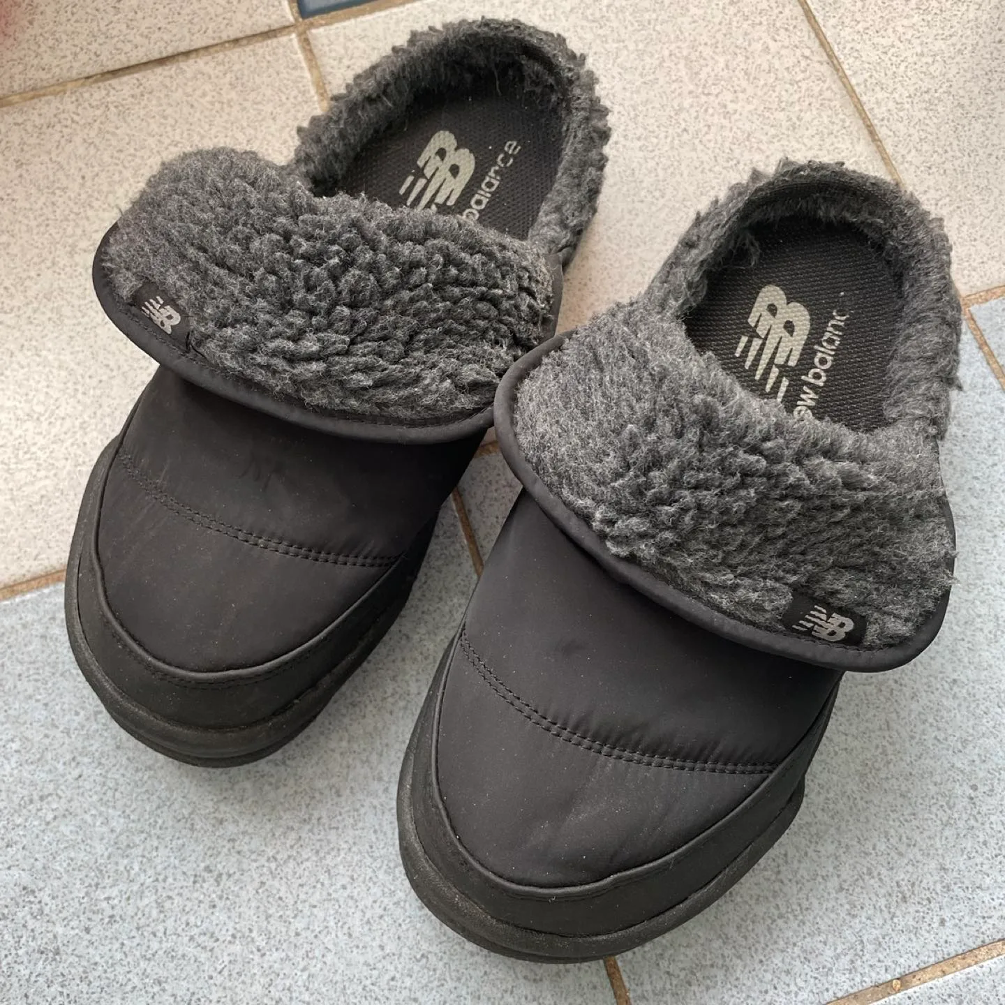 뉴발란스 퍼플리1 블랙 패딩슬리퍼 중고 판매 (250)-마지막가격