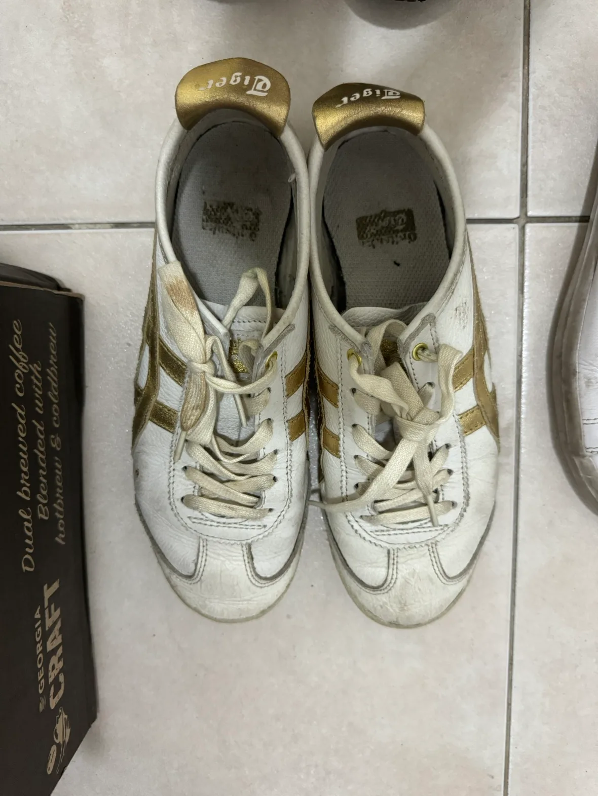 오니츠카 타이거 금색