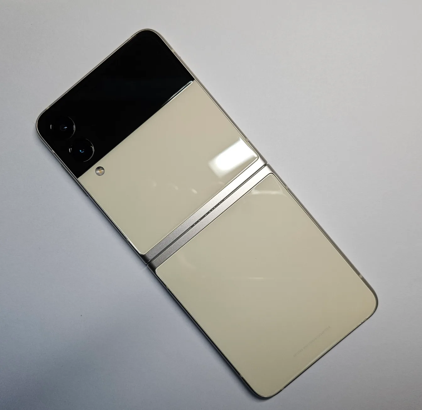 Z플립3 256기가 크림색 중고폰 판매합니다.