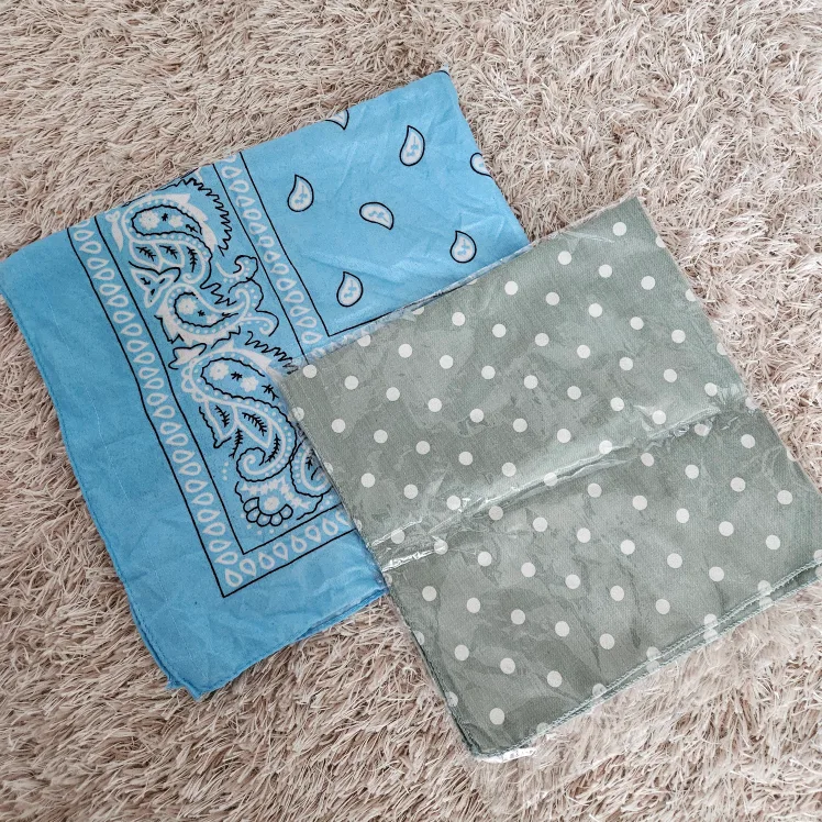 스카프 2종( 페이즐리는 중고, 땡땡이는 새상품)