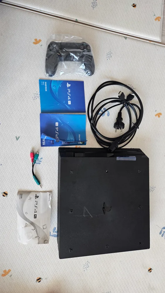 플스4 프로 중고로 판매합니다.