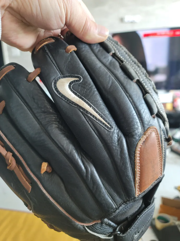 나이키 야구 글러브 팔아요(  중고생 . 성인용)