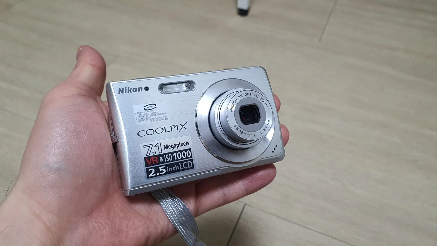 카메라 니콘 쿨픽스 s200 중고팝니다.