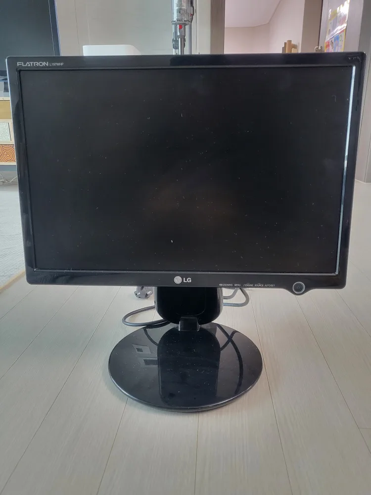 LG 모니터 중고  팝니다 .잘나옵니다.높이 조절 됩니다.