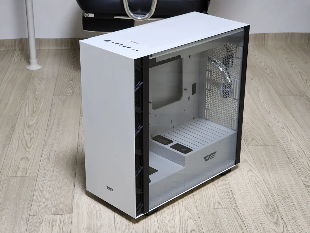 다크플래쉬 DLA22 RGB 강화유리 화이트 케이스 중고 나눔합니다.