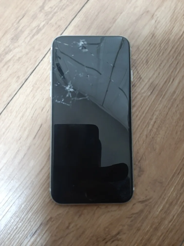 아이폰 SE 중고폰 판매합니다(가격 절충 가능)