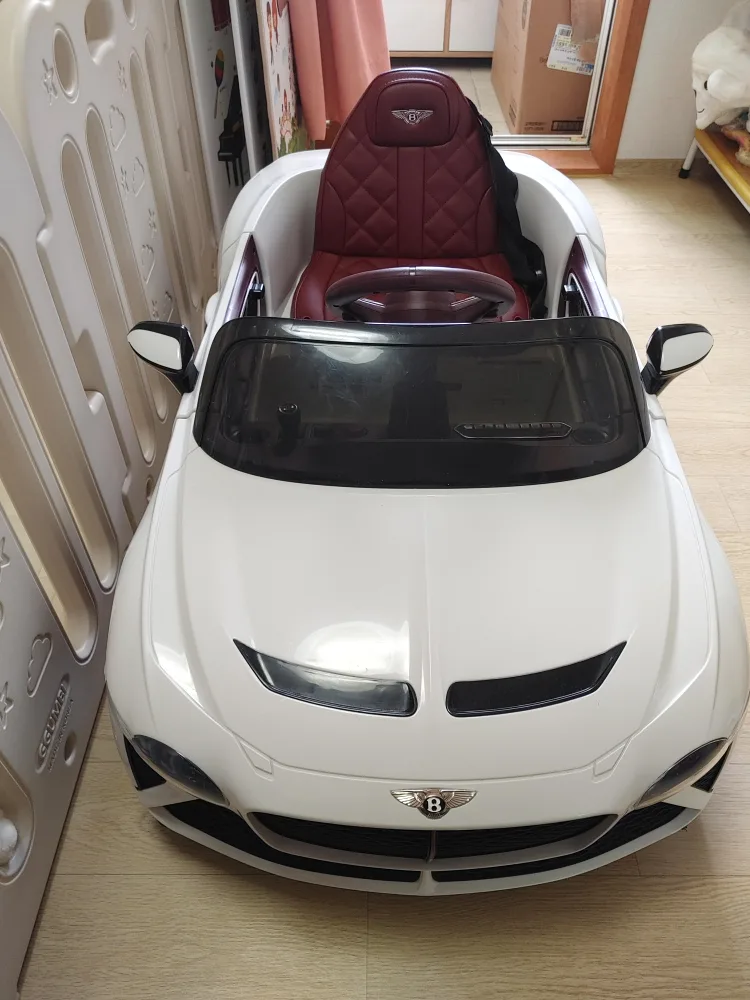 ((23년5월제조))무선 중고 전동카 팝니다 벤틀리  교체가능한 신품 여분배터리도 있습니다( 아이본인 운전가능 )