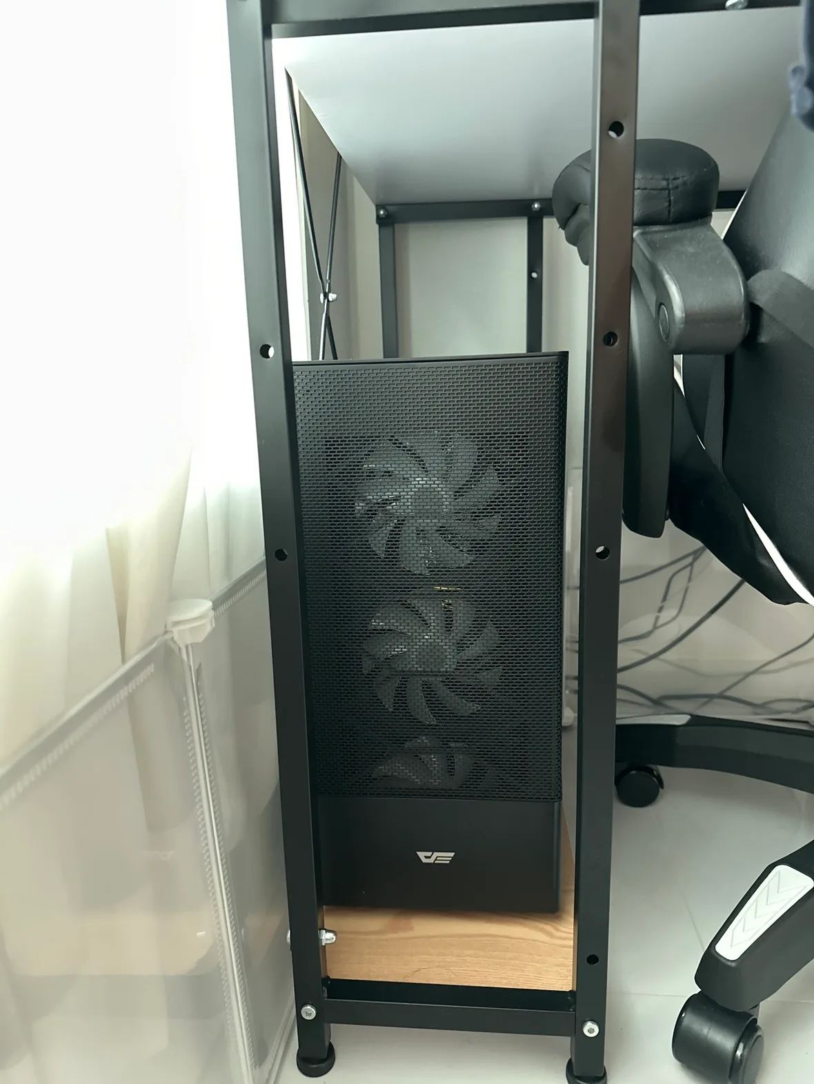 컴퓨터 본체,모니터,의자,책상