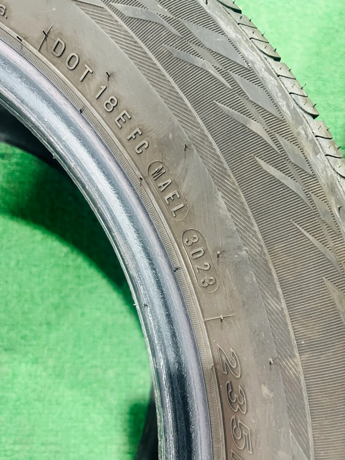 얼마안탄 중고 타이어팝니다(235 55R17) 1개입니다.