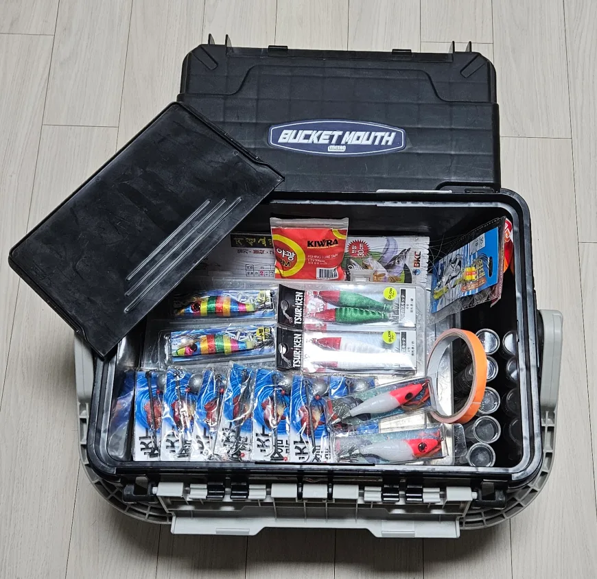 [ 중고-사용감 O ] 낚시 애기 + 채비 + 가방 등 사진에 있는 모든 물건 포함 판매합니다. (네고X)