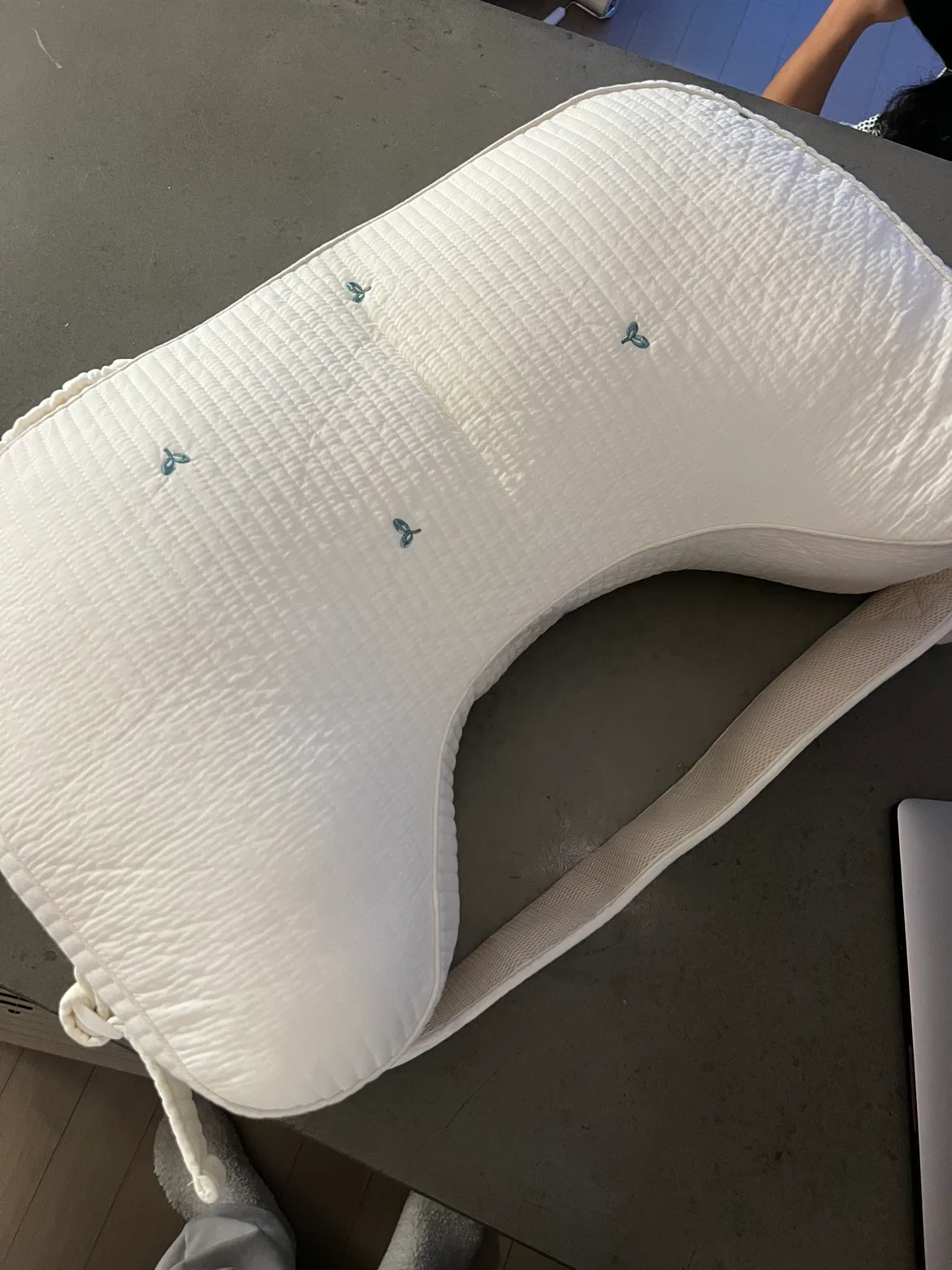 수유쿠션 중고합니다. 사고 한번 사용하고 안쓴 새상품