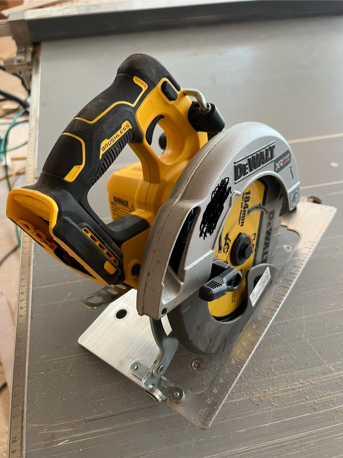 디월트 원형톱 DCS573N 거의새거 | 당근 중고거래