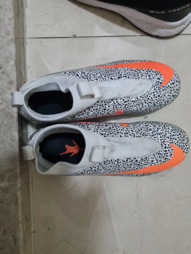 중고이고 사이즈는 230정도 박스는 없어요 정품100%