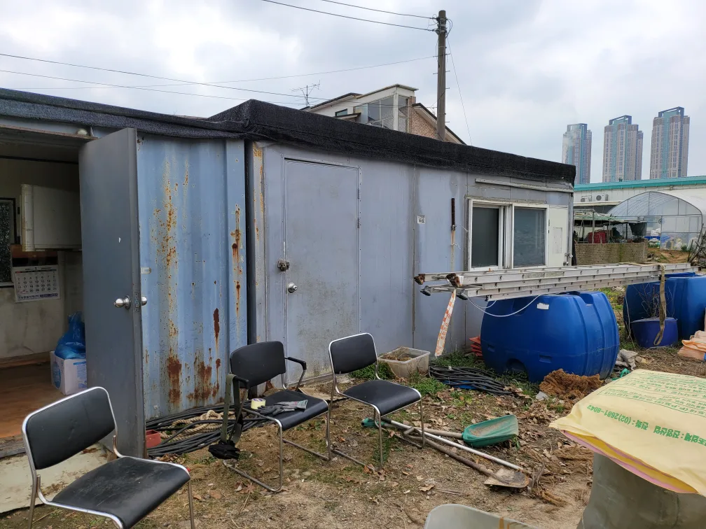 콘테이너 1개두되고 2개 다가져가셔도되요 한개는 판넬붙어있음요