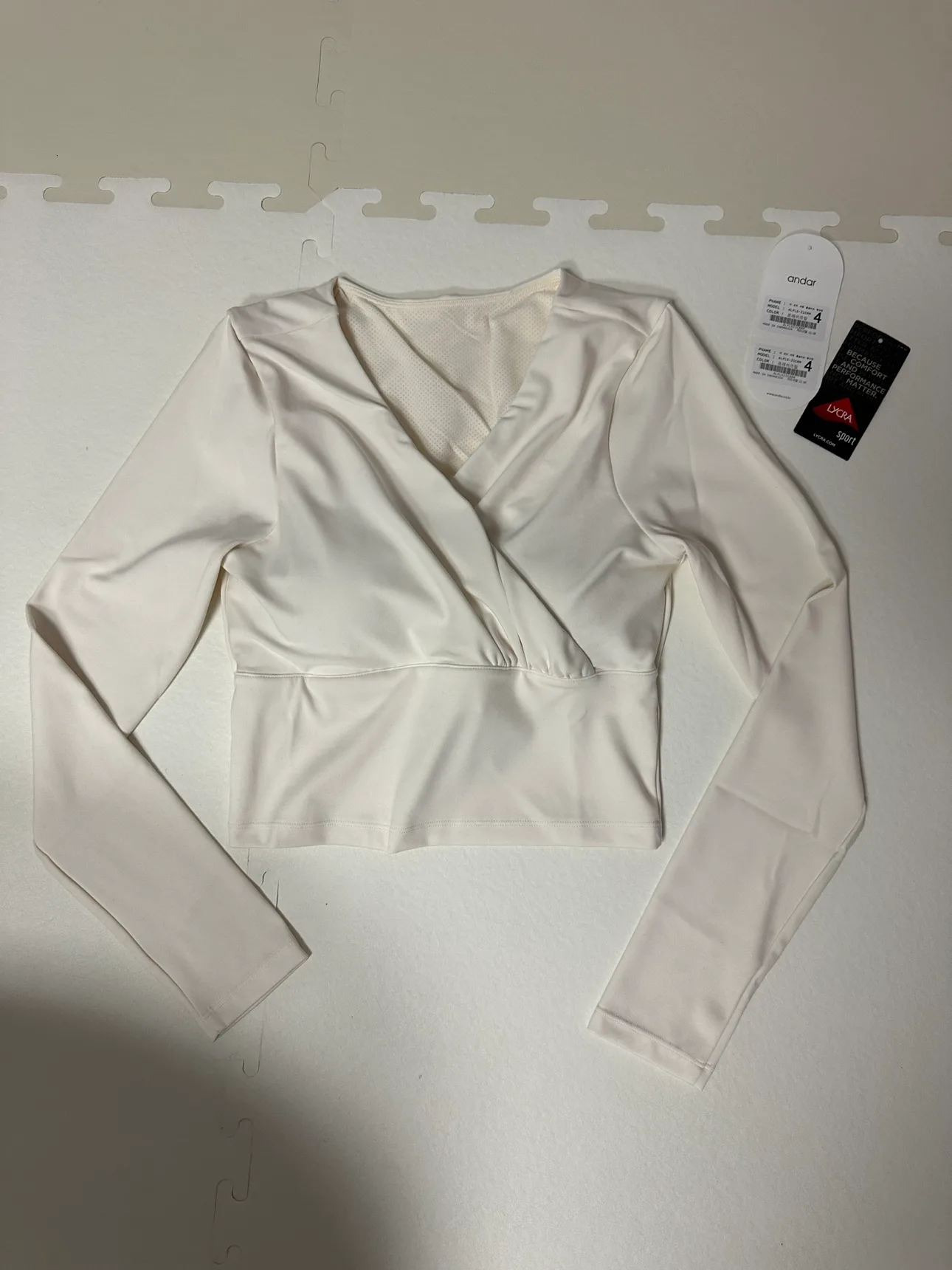 안다르 긴팔 크롭탑 (캡 내장형 탈착가능) 새상품