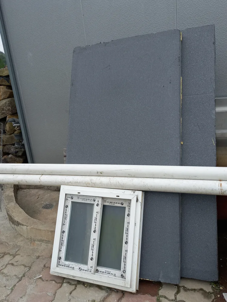 자재중고 및 타일핀 입니다.타일핀 새것 필요하신분 계실까요?오늘 중 으로 가저 가시면 좋겠습니다