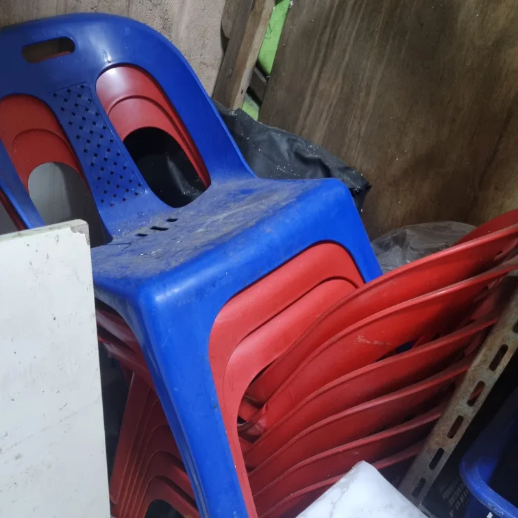 프라스틱 의자 9개