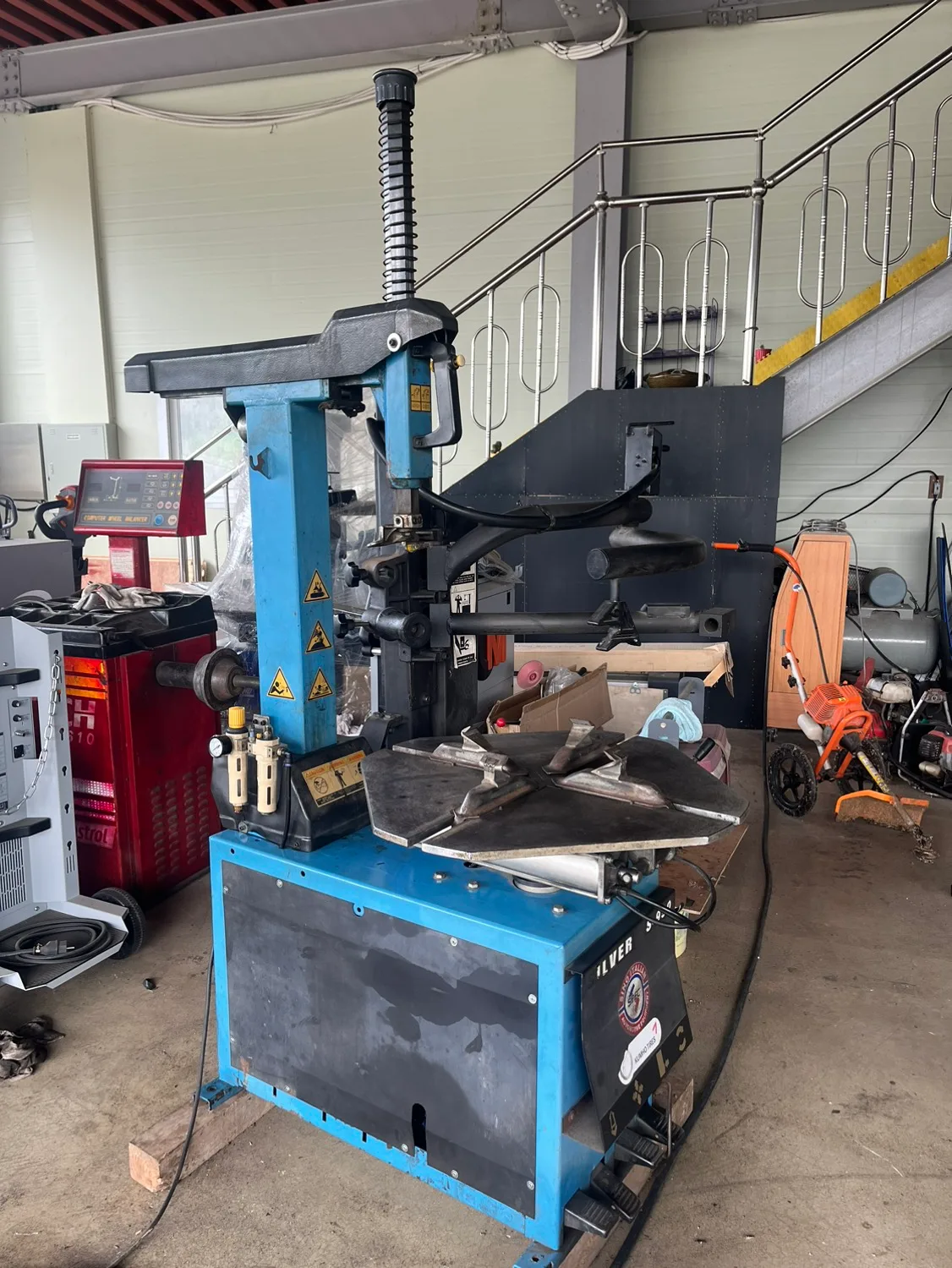 중고 헬퍼타이어 탈착기 팝니다.