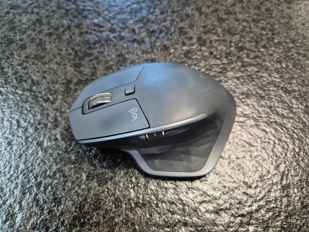 로지텍 MX Master 2S 중고 팝니다.