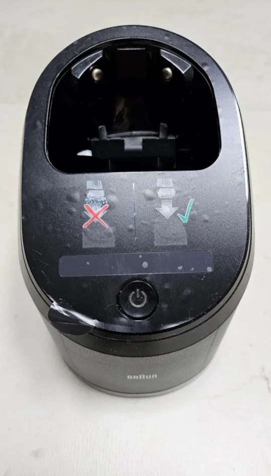 [중고] 브라운 면도기 8, 9  세척&충전 스테이션 판매~