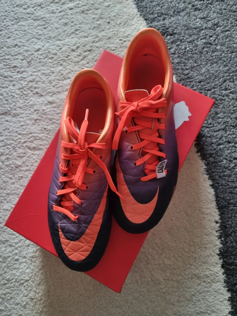 나이키 축구화 거의 새것 중고 (250)